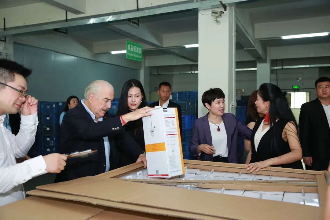 Former Colombia President Pastrana Come to visit Senyongfa company